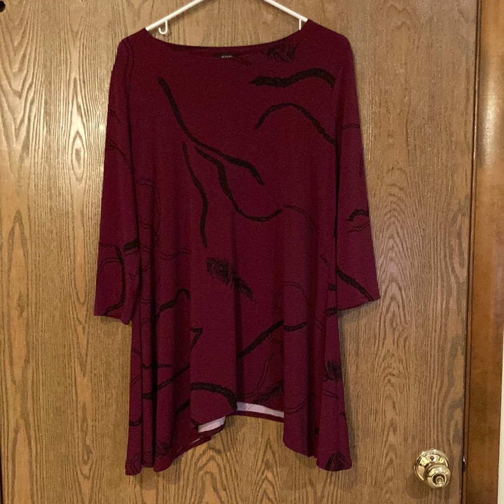 Alfani top in burgundy & black
